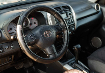 Подержанный автомобиль Toyota RAV4 2004 года (11 фото)