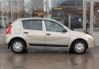 Подержанный автомобиль Renault Sandero 2011 года (4 фото)
