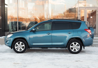 Подержанный автомобиль Toyota RAV4 2011 года (8 фото)