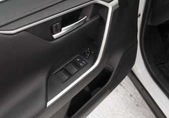 Подержанный автомобиль Toyota RAV4 2020 года (19 фото)