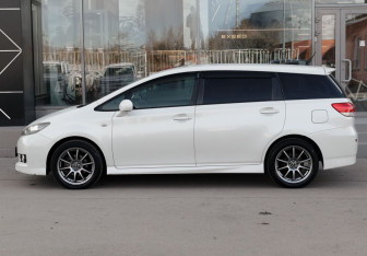 Подержанный автомобиль Toyota Wish Minivan 2011 года (8 фото)