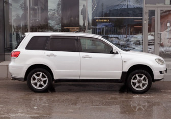 Подержанный автомобиль Mitsubishi Airtrek 2002 года (4 фото)