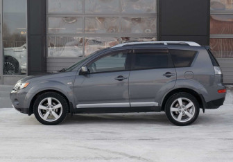 Подержанный автомобиль Mitsubishi Outlander 2008 года (8 фото)