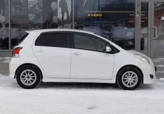 Подержанный автомобиль Toyota Vitz 2009 года (4 фото)