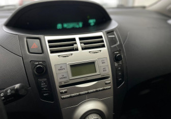 Подержанный автомобиль Toyota Yaris Hatchback 2008 года (12 фото)