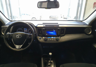 Подержанный автомобиль Toyota RAV4 2018 года (8 фото)