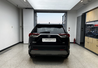Подержанный автомобиль Toyota RAV4 2022 года (5 фото)