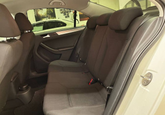 Подержанный автомобиль Volkswagen Jetta Sedan 2015 года (14 фото)