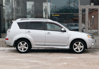 Подержанный автомобиль Mitsubishi Outlander 2008 года (4 фото)