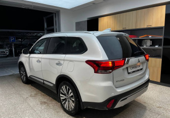 Подержанный автомобиль Mitsubishi Outlander 2021 года (7 фото)