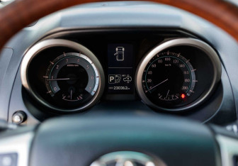 Подержанный автомобиль Toyota Land Cruiser Prado 2010 года (13 фото)