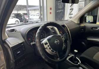 Подержанный автомобиль Nissan X-Trail 2010 года (12 фото)