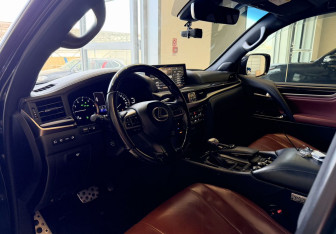 Подержанный автомобиль Lexus LX 2021 года (9 фото)