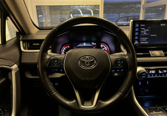 Подержанный автомобиль Toyota RAV4 2020 года (10 фото)
