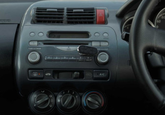 Подержанный автомобиль Honda Fit 2001 года (13 фото)