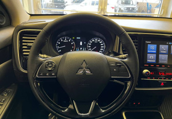 Подержанный автомобиль Mitsubishi Outlander 2020 года (11 фото)