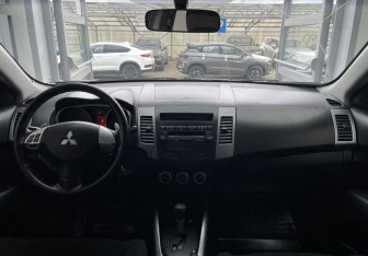 Подержанный автомобиль Mitsubishi Outlander 2008 года (10 фото)