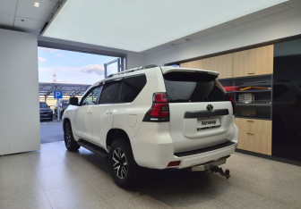 Подержанный автомобиль Toyota Land Cruiser Prado 2018 года (6 фото)