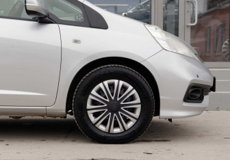 Подержанный автомобиль Honda Fit Shuttle 2014 года (9 фото)