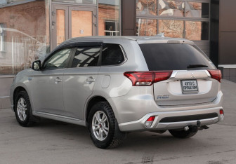 Подержанный автомобиль Mitsubishi Outlander 2017 года (7 фото)