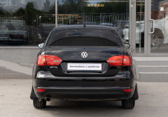 Подержанный автомобиль Volkswagen Jetta Sedan 2014 года (6 фото)