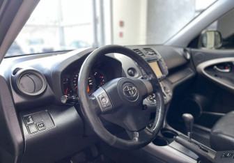 Подержанный автомобиль Toyota RAV4 2008 года (9 фото)
