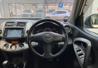Подержанный автомобиль Toyota RAV4 2006 года (14 фото)