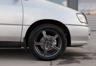 Подержанный автомобиль Toyota Ipsum 1996 года (9 фото)