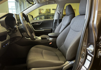 Подержанный автомобиль Toyota RAV4 2020 года (16 фото)