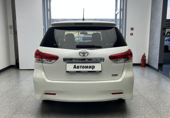 Подержанный автомобиль Toyota Wish Minivan 2010 года (5 фото)