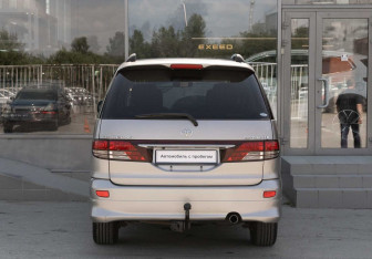 Подержанный автомобиль Toyota Estima 2005 года (6 фото)
