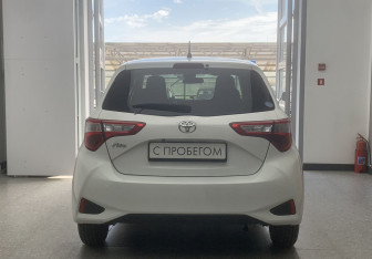 Подержанный автомобиль Toyota Vitz 2018 года (5 фото)