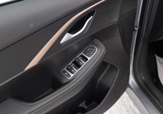 Подержанный автомобиль Omoda C5 2023 года (17 фото)