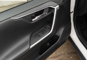 Подержанный автомобиль Toyota RAV4 2023 года (17 фото)