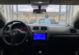 Подержанный автомобиль Volkswagen Polo Sedan 2013 года (11 фото)
