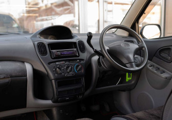 Подержанный автомобиль Toyota FunCargo 1999 года (10 фото)