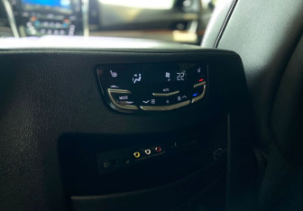 Подержанный автомобиль Cadillac Escalade Suv 2015 года (18 фото)