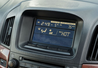 Подержанный автомобиль Toyota Harrier 2002 года (13 фото)