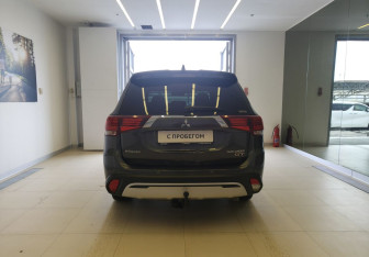 Подержанный автомобиль Mitsubishi Outlander 2019 года (5 фото)
