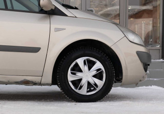 Подержанный автомобиль Renault Scenic 2007 года (9 фото)