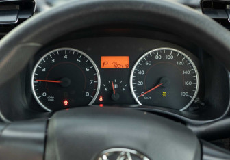 Подержанный автомобиль Toyota Wish Minivan 2013 года (12 фото)