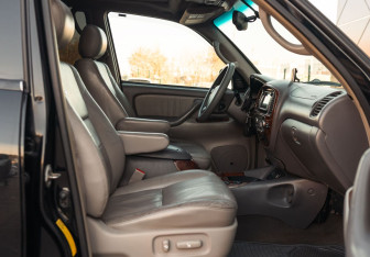 Подержанный автомобиль Toyota Sequoia 2004 года (22 фото)