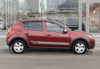 Подержанный автомобиль Renault Sandero 2011 года (4 фото)