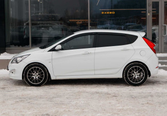 Подержанный автомобиль Hyundai Solaris Hatchback 2014 года (8 фото)