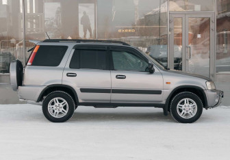 Подержанный автомобиль Honda CR-V 2000 года (4 фото)