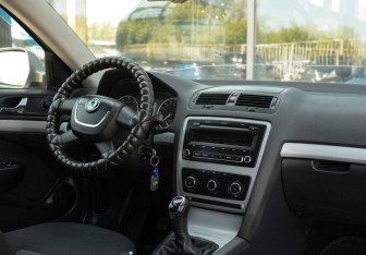 Подержанный автомобиль Skoda Octavia Liftback 2012 года (10 фото)