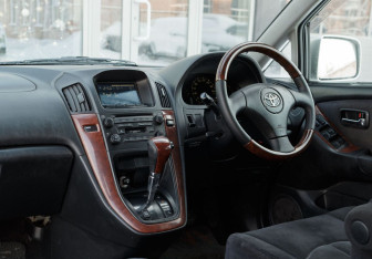 Подержанный автомобиль Toyota Harrier 2002 года (10 фото)