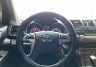 Подержанный автомобиль Toyota Highlander 2013 года (14 фото)