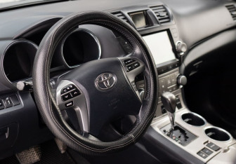 Подержанный автомобиль Toyota Highlander 2013 года (11 фото)