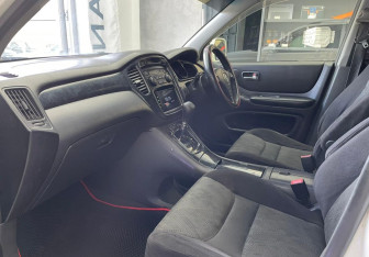 Подержанный автомобиль Toyota Kluger 2001 года (10 фото)